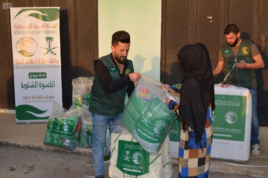 مركز الملك سلمان للإغاثة يوزع مساعدات إيوائية عاجلة للسوريين المتضررين من الحريق 