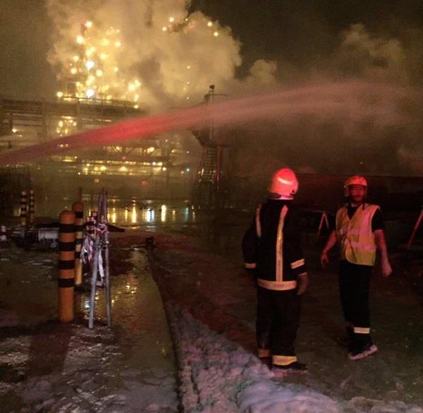 بالفيديو.. السيطرة على حريق في خزان إحدى شركات الجبيل الصناعية