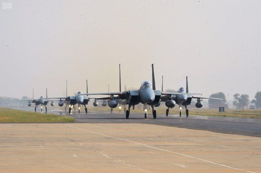 شاهد.. المقاتلات السعودية تصل إلى قاعدة 