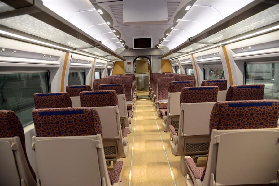 وزير النقل يطلع على عربات قطار الحرمين بالمدينة المنورة