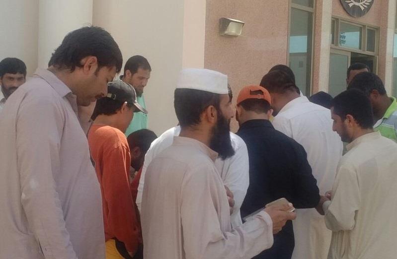 للمطالبة برواتبهم المتأخرة 11 شهرًا.. 40 عاملًا يتجمهرون أمام مقر محافظة المجاردة (صور)