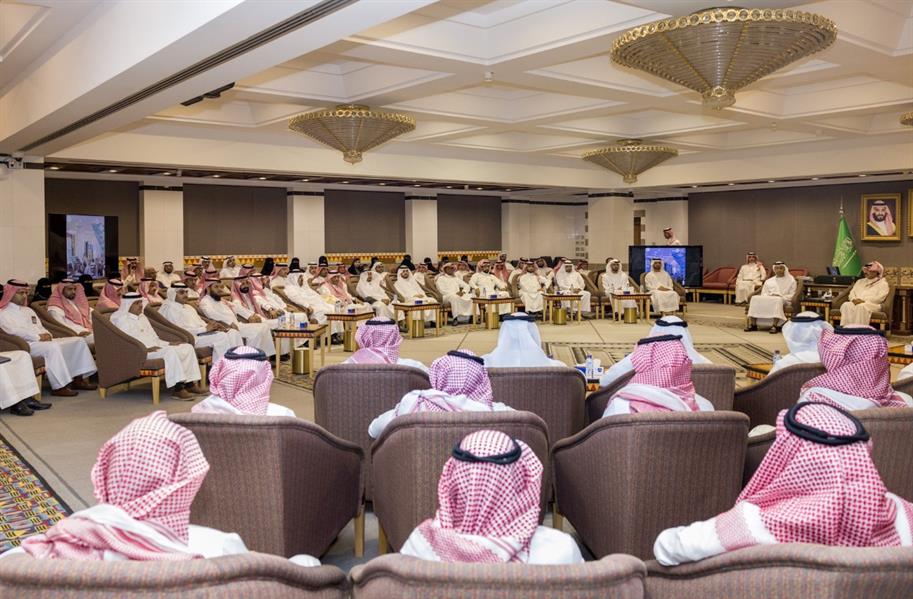 أمير عسير يكرّم إماراتيًا