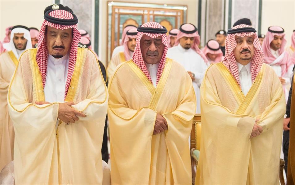 خادم الحرمين يؤدي صلاة الميت على أمير 