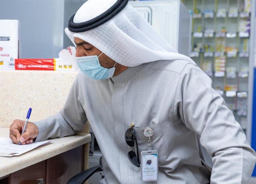فرق "الصحة" تواصل جولاتها بالمناطق لضبط مُخالفي الإجراءات الاحترازية فرق "الصحة" تواصل جولاتها بالمناطق لضبط مُخالفي الإجراءات الاحترازية