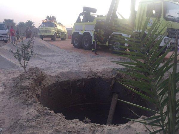 مدني بيشة يباشر سقوط شيول بفتحة صرف صحي