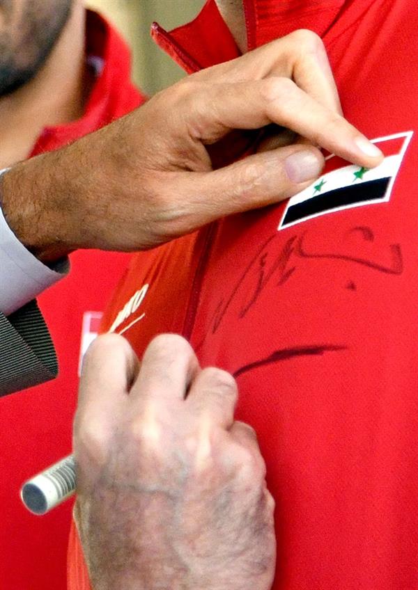 بالصور.. بشار الأسد يستقبل لاعبي المنتخب السوري بعد تأهلهم للملحق الآسيوي.. على رأسهم السومة وخربين