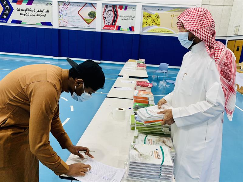 المدارس تبدأ تسليم الكتب الدراسية للطلاب والطالبات