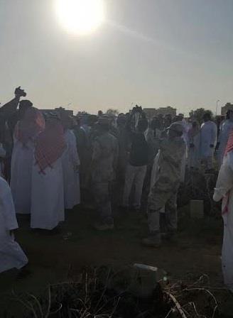 بالصور.. مسؤولون ومواطنون يشيعون جنازة الشهيد علي الحسني بالقنفذة