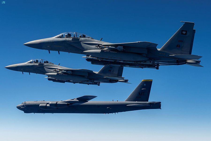 المقاتلات السعودية ترافق قاذفة أمريكية إستراتيجية من نوع (بي-52) المقاتلات السعودية ترافق قاذفة أمريكية إستراتيجية من نوع (بي-52)