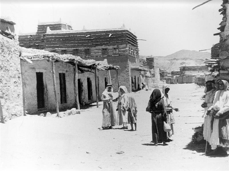 كيف كانت الأوضاع الاقتصادية بعد تأسيس الدولة السعودية والحرف التي كان الناس يمارسونها؟  