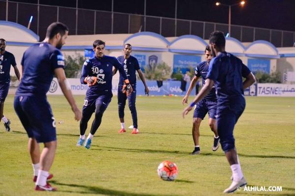 بالصور .. مناورة نصف الملعب تجهز الهلال لمواجهة الرائد