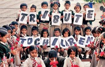 طلاب مدرسة هندية يتضامنون مع ضحايا المدرسة الباكستانية