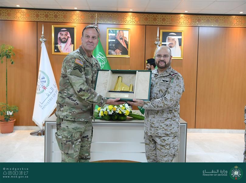 رئيس هيئة الأركان العامة مع قائد القيادة المركزية الأمريكية