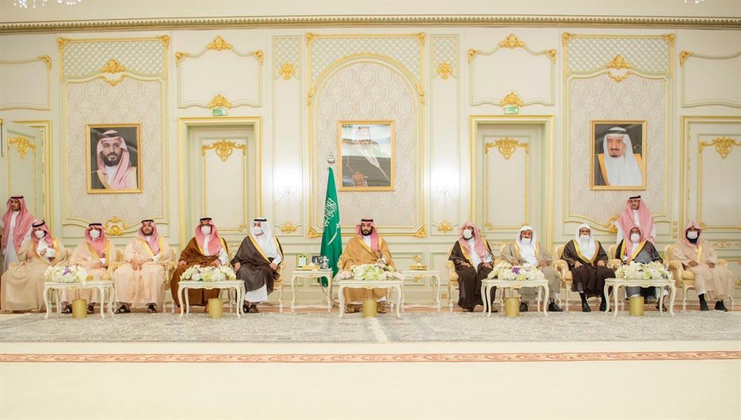 ولي العهد يستقبل العلماء وجمعاً من المواطنين في قصر طيبة بالمدينة المنورة (فيديو وصور)