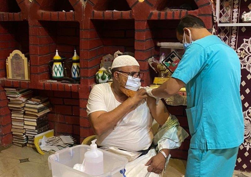 شيخ قبيلة بجازان يجمع مواطنين بمنزله لتلقي لقاح كورونا بعد التنسيق مع مستشفى