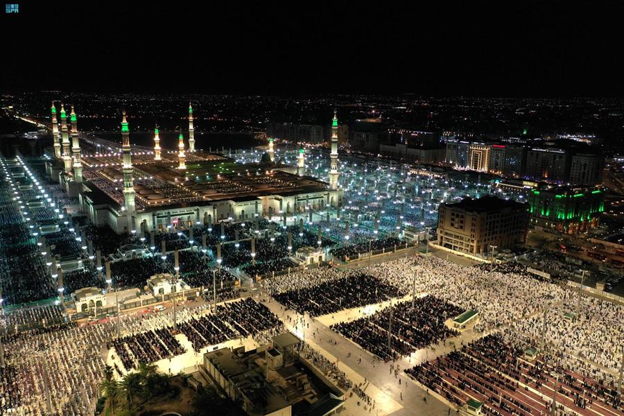 وسط أجواء إيمانية.. قاصدو المسجد الحرام والمسجد النبوي يشهدون ختم القرآن في ليلة 29 (صور) 