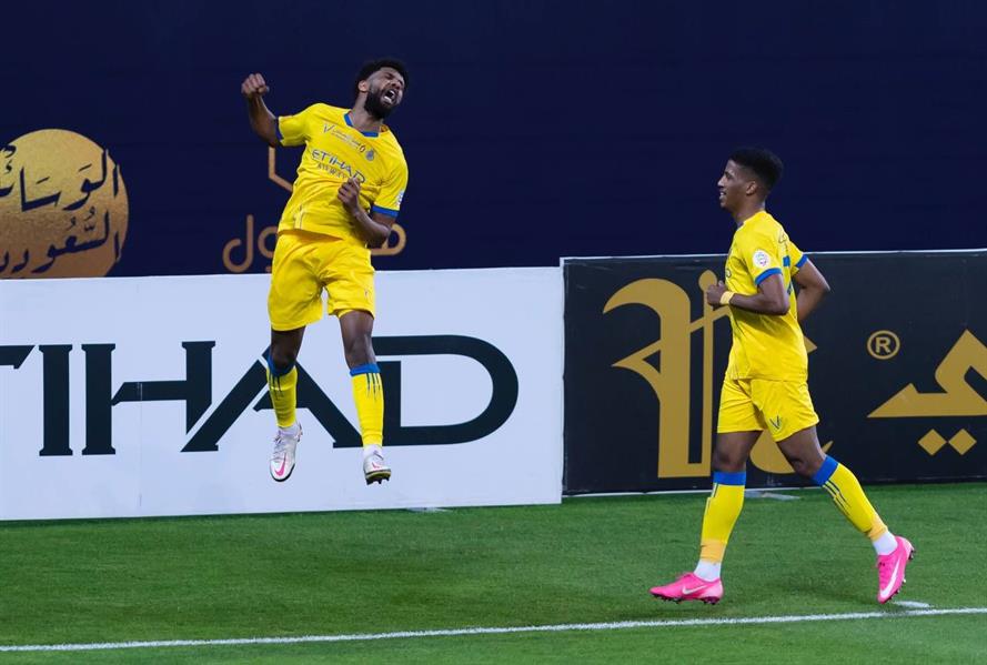 النصر يهزم التعاون بثلاثية ويواصل