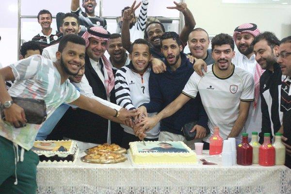 بالصور .. الشباب يحتفل بالأسطا ورافينها