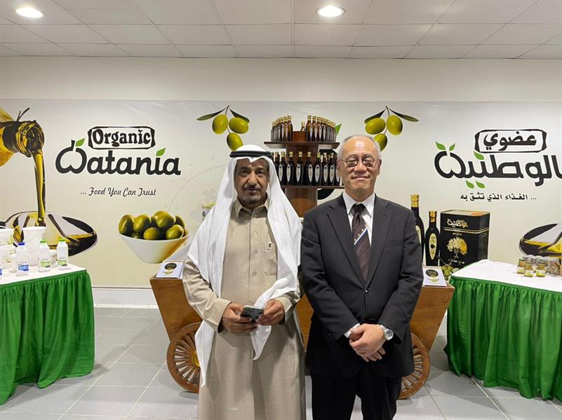 شاهد.. السفير الياباني يحمل صقراً على يده خلال زيارته إلى الجوف 