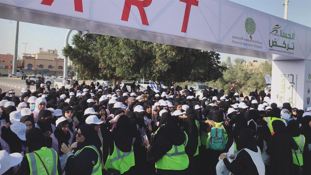 شاهد.. آلاف من الفتيات والشباب والمسنين يتسابقون في مارثون 