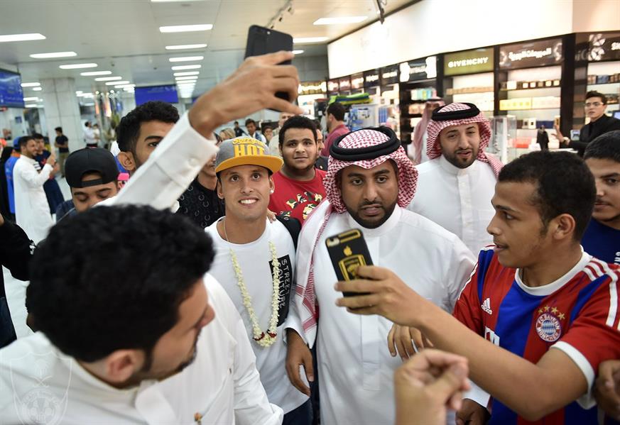بعد شد وجذب.. محترف الأهلي الجديد ينهي الجدل ويصل رسميا إلى جدة (فيديو)‎