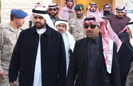 بالفيديو والصور.. ذياب بن محمد بن زايد ووفد عسكري إمارتي رفيع يقدمون العزاء لأسرة الشهيد 