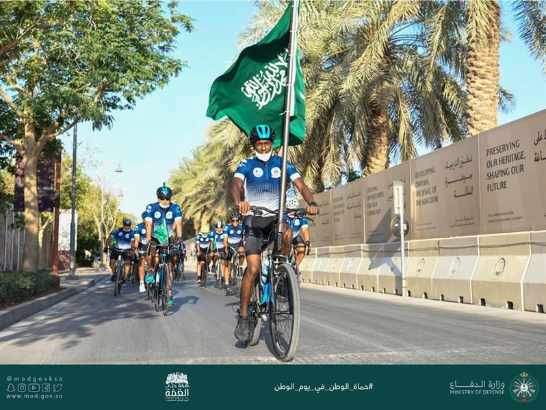 قائد القوات البحرية يشارك في مسيرة دراجات احتفاءً باليوم الوطني