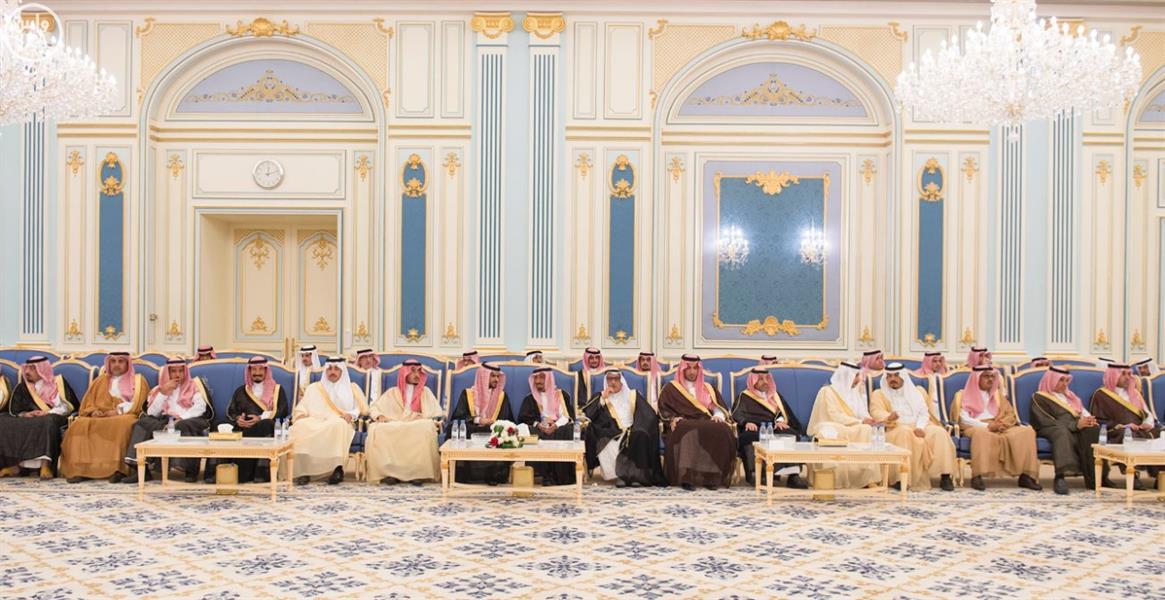 بالصور.. خادم الحرمين يستقبل عدد من الأمراء ومفتي عام المملكة وجموعاً من المواطنين