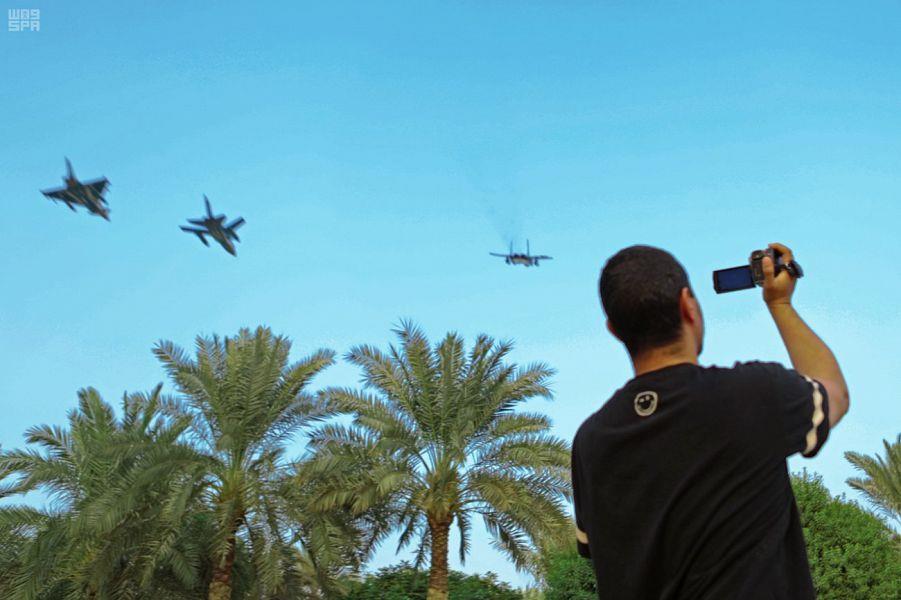  القوات الجوية تنفذ عروضاً في سماء الرياض