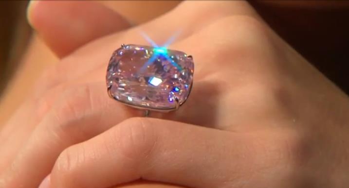 طرح أكبر ألماسة وردية في العالم للبيع في مزاد مقابل 30 مليون دولار