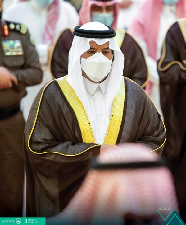 أمير الرياض بالنيابة يؤدي صلاة الميت على الأميرة دلال بنت سعود بن عبد العزيز أمير الرياض بالنيابة يؤدي صلاة الميت على الأميرة دلال بنت سعود بن عبد العزيز