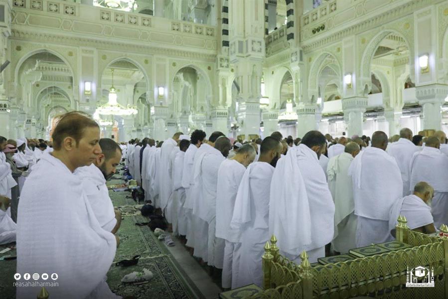 المصلون في المسجد الحرام