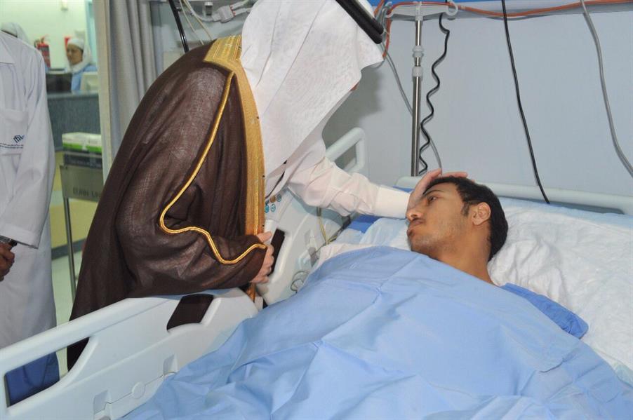 بالصور.. أمير الشرقية يزور رجلي الأمن اللذين أصيبا في حادث إطلاق المقذوف بالعوامية