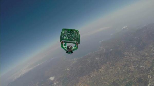 مظلي يقفز بالعلم السعودي احتفالاً باليوم الوطني