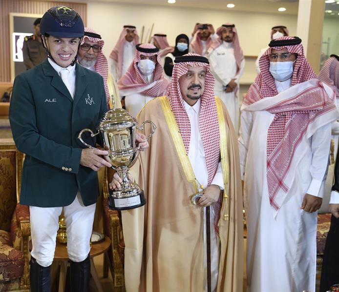 فيصل بن بندر يتوِّج الفائزين بكأس أمير منطقة الرياض لقفز الحواجز (صور) 
