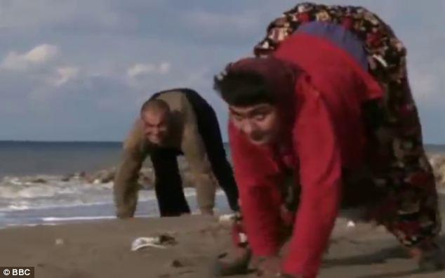 عائلة تركية تسير على أربع