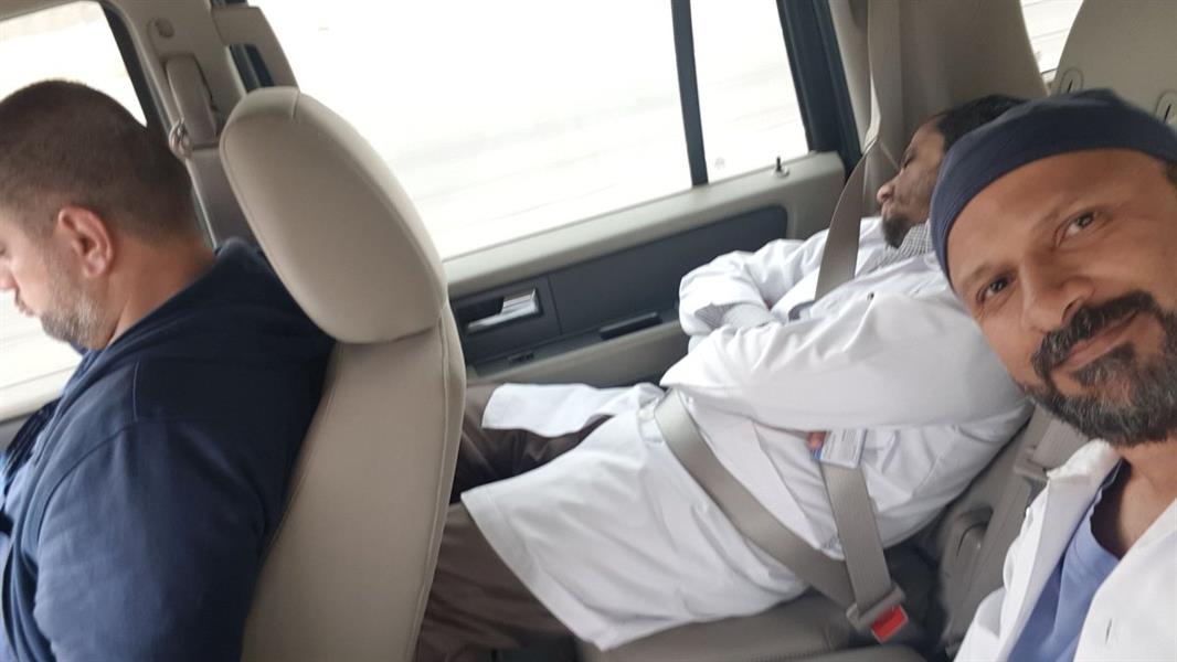 فريق طبي يسافر 400 كلم وسط عاصفة الغبار لنقل أعضاء طفلة ميتة دماغياً لإنقاذ أخرى (صور)