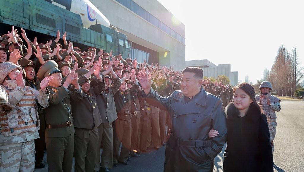 ابنة زعيم كوريا الشمالية تظهر رفقته في فعالية عسكرية 