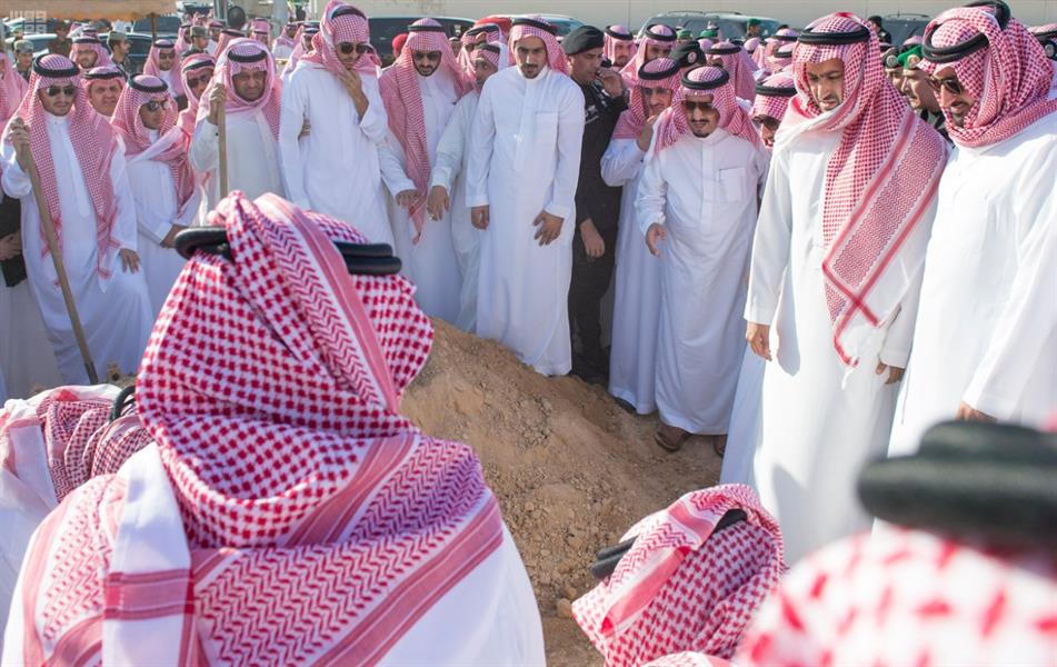 بالصور.. خادم الحرمين الشريفين يتقدم المصلين على الأمير تركي بن عبدالعزيز