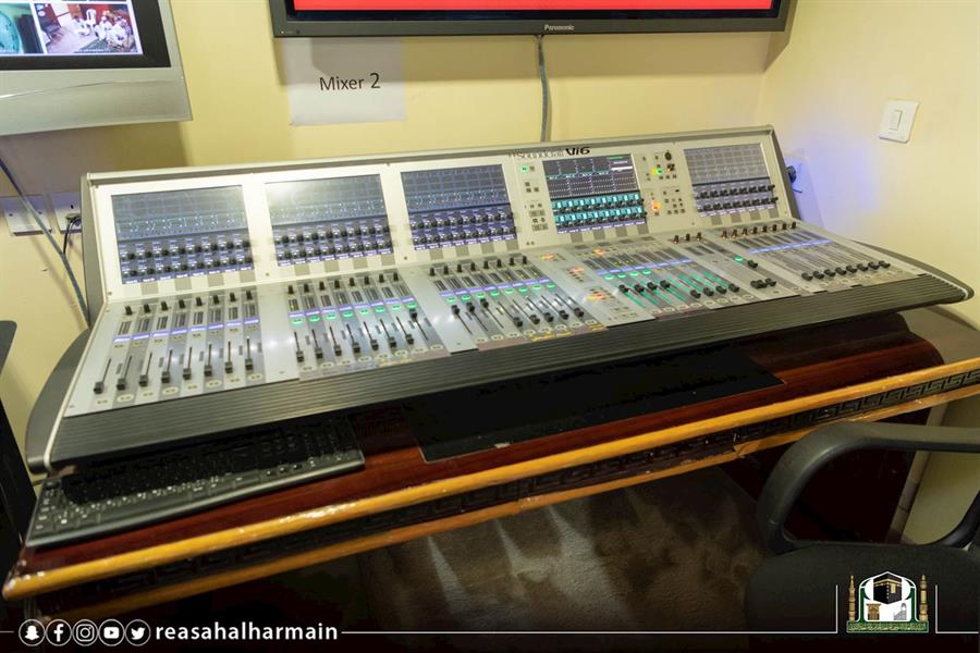 استبدال ساعات مكبرية الحرم المكي بأخرى حديثة لرصد مواعيد الأذان بدقة 