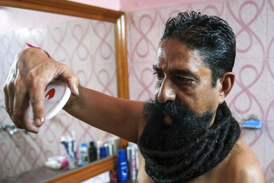 هندي لم يحلق شاربه منذ 32 عاماً