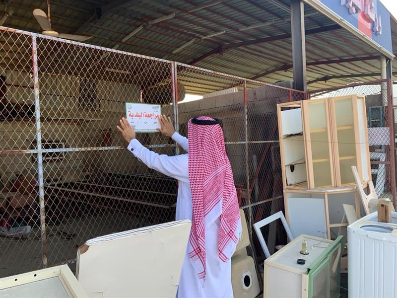 بلدية بارق تكثف جولاتها الرقابية وتغلق ثمانية محال تجارية مخالفة