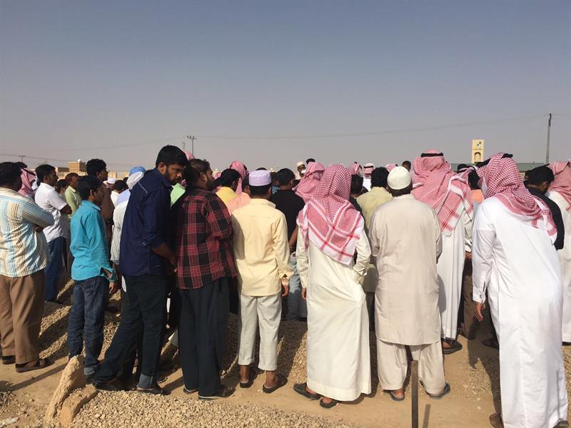 بالصور.. جموع غفيرة تشيع جثمان عامل الوجبات الهندي المقتول بالأفلاج