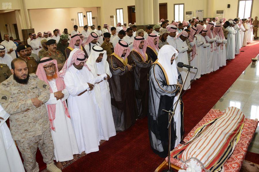 قبلة وداع من ذوي الشهيد قبلة وداع من ذوي الشهيد