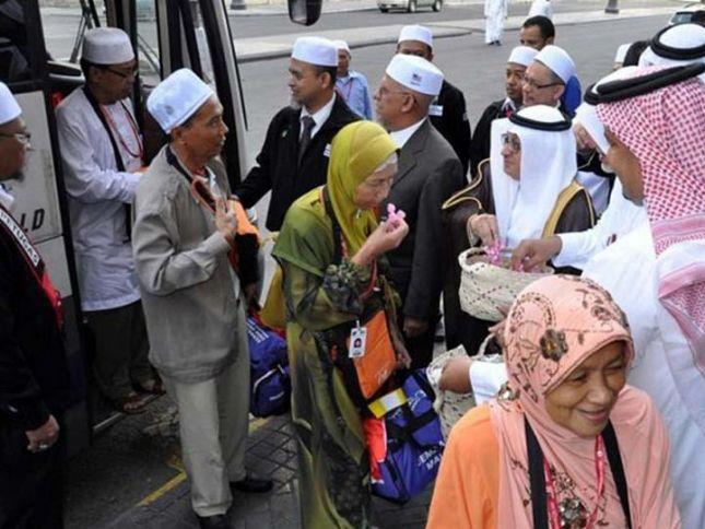 حجاج يسجدون على أرض مطار المدينة فرحاً وشكراً لله بوصولهم 
