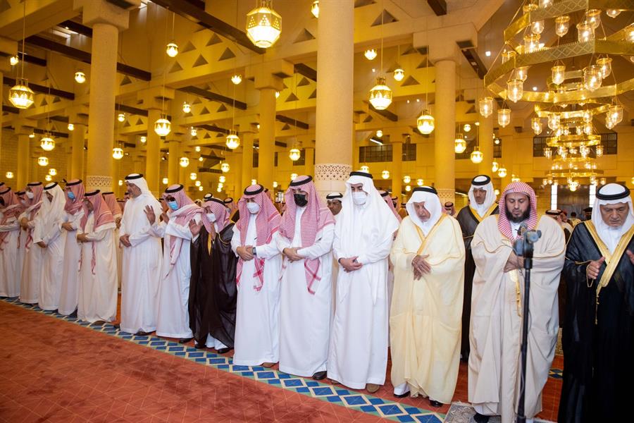 أمير الرياض يؤدي صلاة الميت على الأميرة نورة بنت فيصل بن عبدالعزيز 