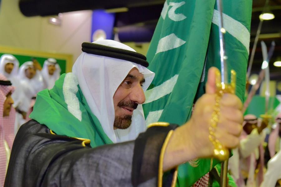 بالصور.. أمير نجران يقبّل أيادي ورؤوس أبناء الشهداء ويشارك أهالي المنطقة العرضة 