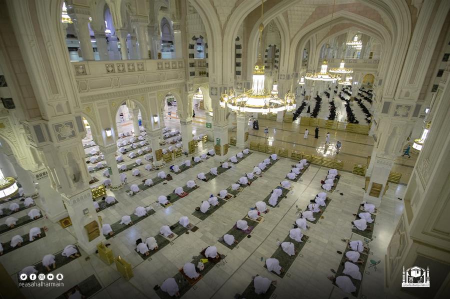 المصلون يشهدون ختم القرآن بالحرمين الشريفين وسط أجواء روحانية المصلون يشهدون ختم القرآن بالحرمين الشريفين وسط أجواء روحانية