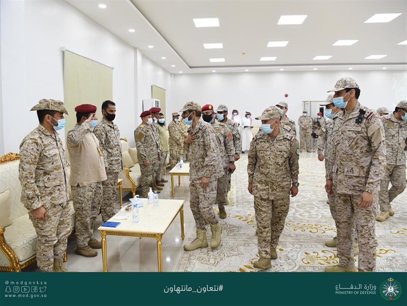 شاهد.. قائد القوات المشتركة المكلف يتفقد الوحدات المرابطة بالحد الجنوبي شاهد.. قائد القوات المشتركة المكلف يتفقد الوحدات المرابطة بالحد الجنوبي
