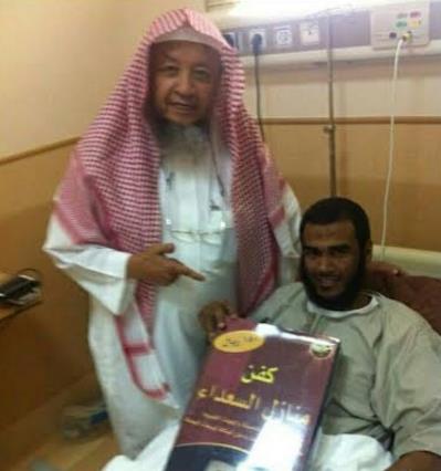 وفاة منسق مغسل أموات شهير كان قد أهداه كفنه قبل عامين وفاة منسق مغسل أموات شهير كان قد أهداه كفنه قبل عامين